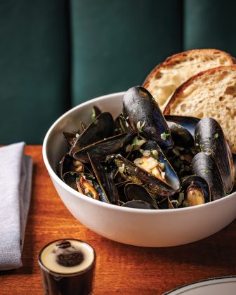 Mussels in broth with crème fraîche and fine herbs.