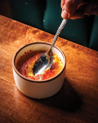 Crème brûlée dessert.