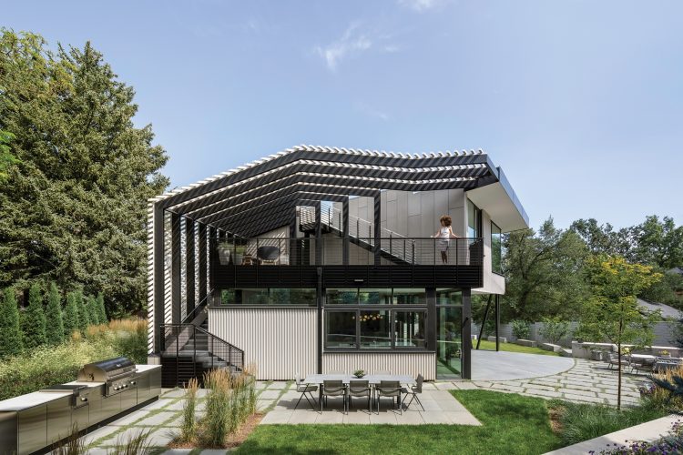 The outside of a modern home by Arch11.