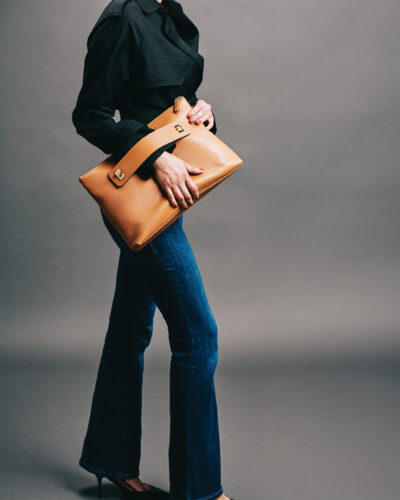 Model poses with an Apposé bag.